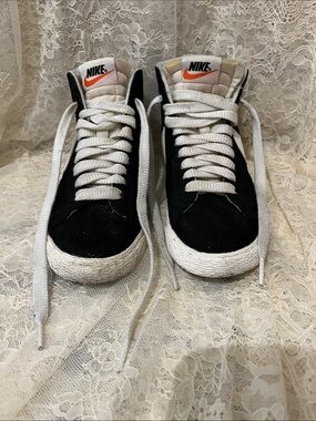 Nike Blazer Mid '77 Vintage sneakers in a black and white colorway size 6 women.